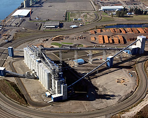 미국 워싱턴주 롱뷰의 EGT 곡물 수출 터미널의 대형곡물창고(엘리베이터) 전경. EGT는 미국 곡물 중개회사 번지와 하림그룹 계열사 팬오션이 합작해 설립한 회사이다. 사진=EGT