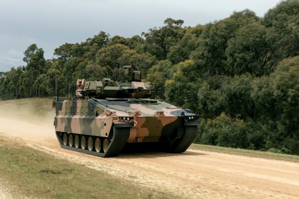 한화디펜스가 호주 육군에 수출하기 위해 개발한 레드백 장갑차. 사진=한화디펜스