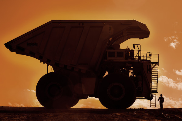 세계 최대 민간 석탄회사인 미국의 피바디에너지의 파우더리버 베이슨 노천 광산에서 석탄운반용 초대형 트럭이 석양을 배경으로 서 있다. 사진=피바디에너지