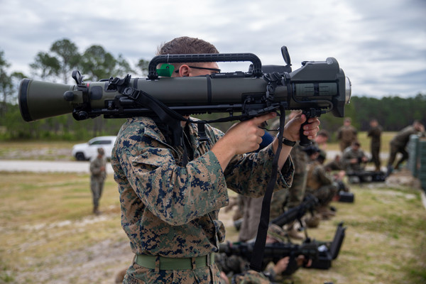 미 해병대원이 칼구스타프 M4 무반동포 발사훈련을 하고 있다. 사진=DVIDS