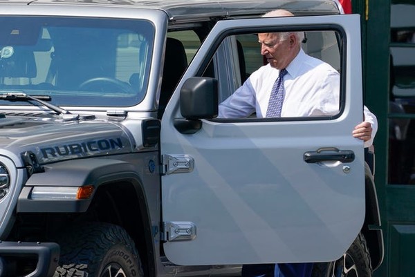 조바이든 미국 대통령이 지난 5일 백악관 사우스론에서 열린 청정 승용차와 트럭 행사에서 '지프 랭글러 루비콘'에 오르고 있다.사진=디트로이트프리프레스