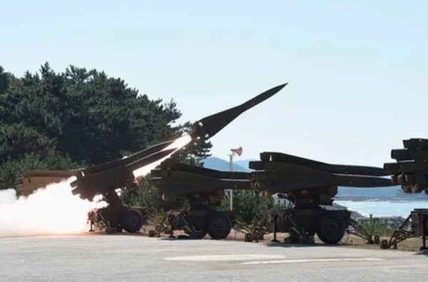 한국군의 호크 지대공 미사일이 화염을 뿜으며 발사되고 있다. 사진=제인스닷컴