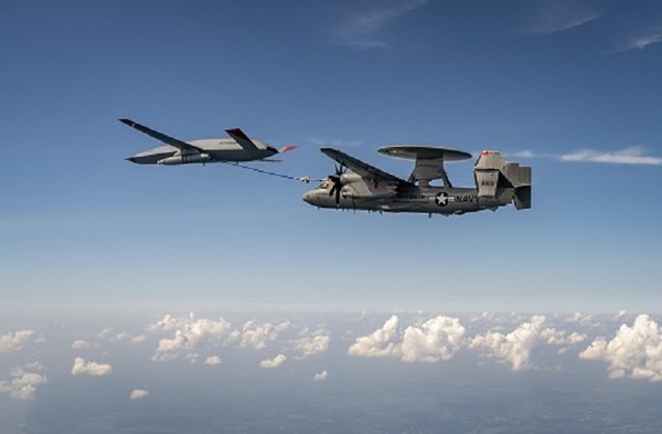 무인함재기 보잉 MQ-25 스팅레이가 E-2D 호크아이 조기경보기에 공중급유를 하고 있다. 사진=보잉