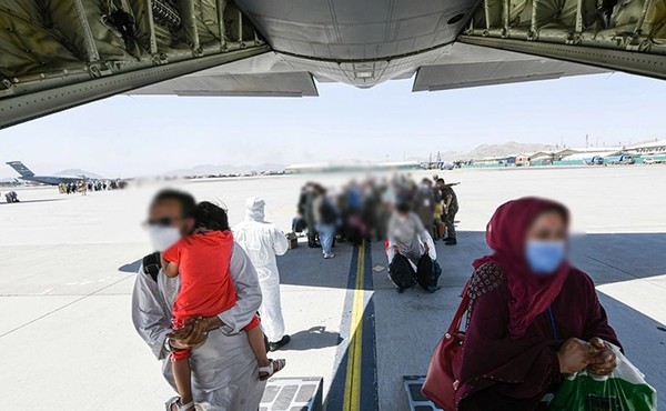 한국 정부를 위한 아프가니스탄 직원과 가족들이 공군 수송기에 탑승하고 있다. 사진=한국 외교부 트위터