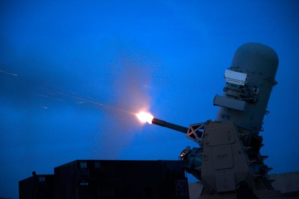 미군의 페일랭스 개조 씨램이 20mm 기관포를 발사해 로켓을 요격하고 있다. 사진=미공군/레이시온