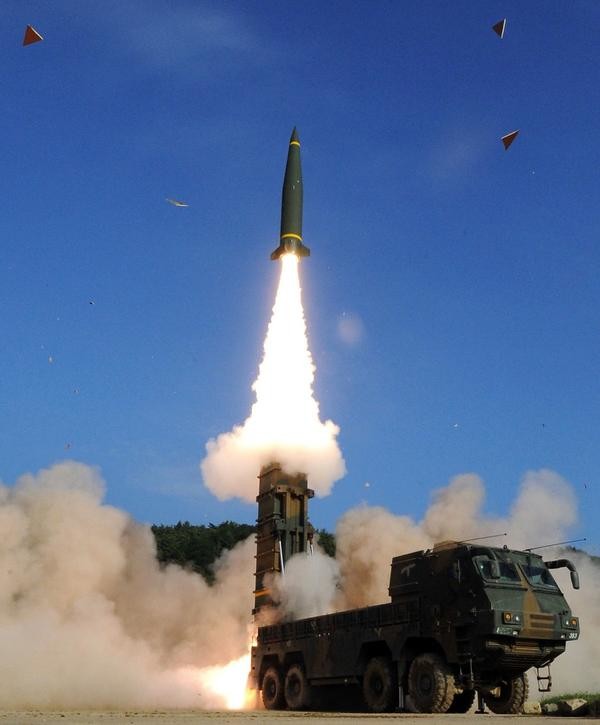 탄두중량이 3t으로 전술핵미사일급 지대지, 함대지 미사일을 곧 실전배치한다. 사진은 현무-2 미사일이 발사되는 모습. 사진=국방부