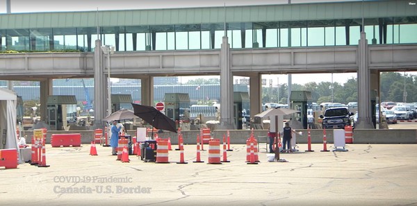 캐나다-미국 국경검문소에 캐나다에 입국하려는 차량들이 줄을 서 있다. 사진=CBC뉴스 유튜브 캡쳐