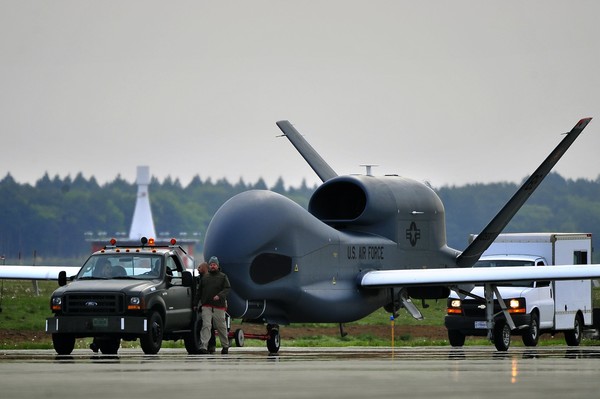 2011년 5월26일 노스다코타주 그랜드 포크스 공군기지에 도착한 글로벌호크를 병사들이 견인하고있다. 사진=미공군