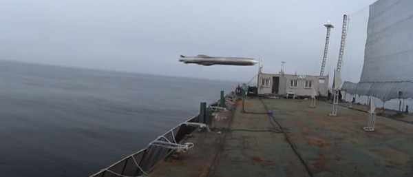 국방과학연구소(ADD)가 개발한 초음속 순항미사일이 해상 표적을 타격하기 위해 날아오고 있다. 사진=국방부 유튜브 캡쳐