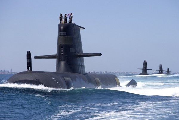 호주 해군의 콜린스급 잠수함의 콜린스함 등이 대형을 이뤄 항행하고 있다. 사진=호주해군