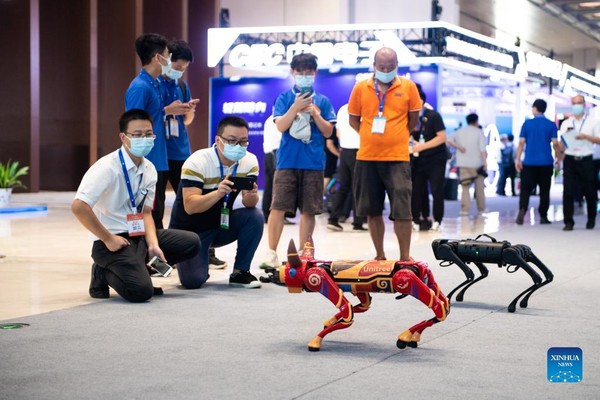 중국 허난성 창샤시에서 17일 개막한 2021 국제 컴퓨팅 컨퍼런스에서 관람객들이 로봇개와 로봇황소를 보고 있다.사진=신화