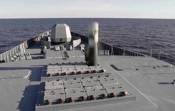 극초음속 미사일 지르콘이 러시아해군 호위함 애드미랄 고르쉬코프함의 수직발사대에서 치솟고 있다.사진=타스통신
