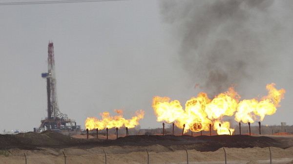 이라크 남부 바스라지역의 루마일라 유전에서 가스가 불타고 있다. 가스가격 폭등으로 석유 수요가 늘면서 국제유가 상승세가 이어지고 있다. 사진=러시아투데이(RT)