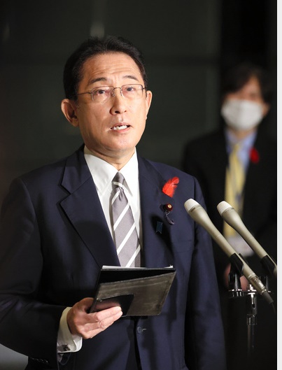 기시다 후미오 일본 총리가 8일 총리관저에서 취재진의 질문에 답하고 있다. 사진=아사히신문