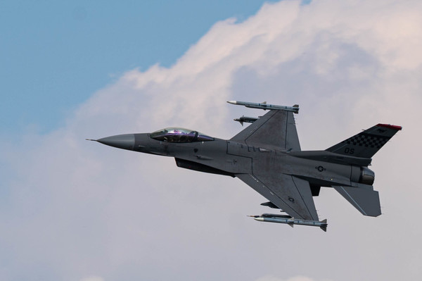 검은색 도색을 한 주한 미공군 F-16 전투기. 사진=얼러트파이브