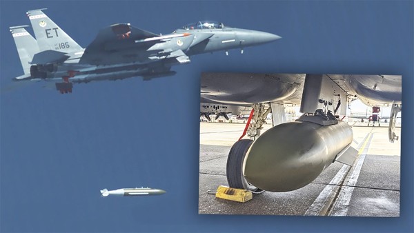 미공군 F-15E가 신형 벙커버스터 폭탄인 GBU-72 투하시험을 하고 있다. 폭탄 몸체 양쪽 뒷부분에 긴 날개가 보인다. 사진=더워존