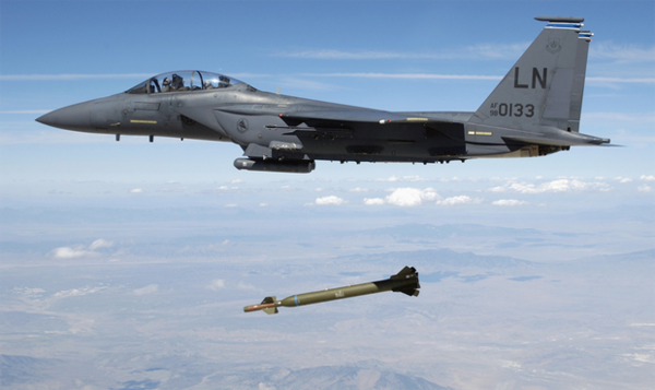 미공군 전투기 F-15E에서 투하되는 GBU-28. 사진=미공군