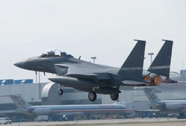 1일 시작한 한미연합 공중훈련에 참가한 것으로 알려진 한국 공군 주력 전투기 F-15K가 이륙하고있다. 사진=국방부