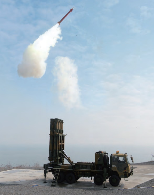한국이 독자 개발한 탄도탄 요격 중거리 지대공 미사일 천궁-2가 발사되고 있다. 사진=LIG넥스원