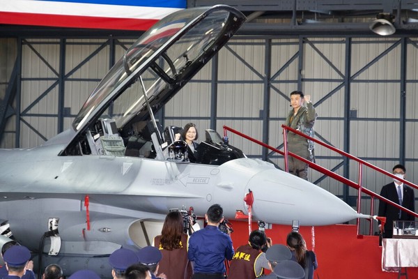 차이잉원 대만총통이 F-16V 전투기에 탑승해 포즈를 취하고 있다.사진=대만중앙통신(CNA)