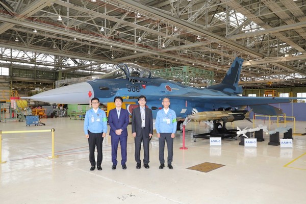 야마모토 토모히로 방위성 부대신(왼쪽 두번째)가 트위터 공개한 일본 F-2기에 장착된 초음속 공대함 미사일 ASM-3. 사진=야마모토 토모히로 방위성 부대신 트위터