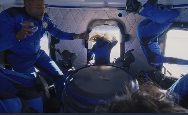 블루오리진 셰퍼드 로켓 안에서 무중력 상태를 체험하고 있는 우주여행객들. 사진=블루오리진 트위터