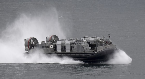 해군의 고속상륙정 솔개-631호가 쾌속으로 항해하고 있다. 사진=방위사업청