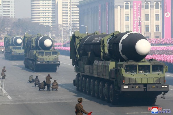 북한 화성-15형 대륙간탄도미사일(ICBM)과 이를 운반하는 차량. 사진=조선중앙통신