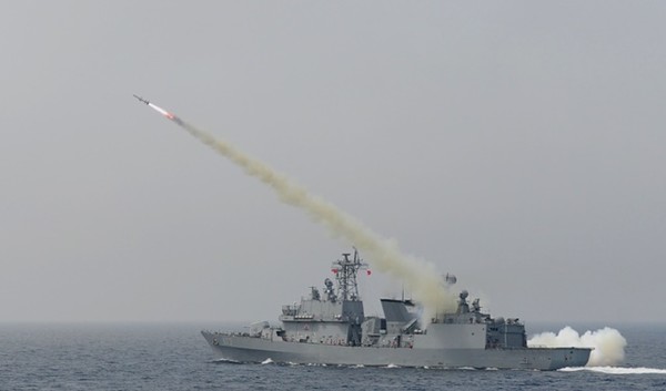 동해에서 미사일 발사훈련을 하고 있는 광개토대왕급 구축함 양만춘함. 사진=해군