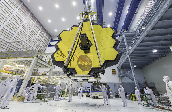 미국 항공우주국(NASA) 기술자들이 메릴랜드주 그린벨트에 있는 나사 고다드우주비행센터에서 크레인을 이용해 제임스웹 망원경을 움직이고 있다. 사진=NASA