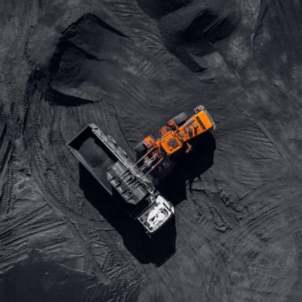 인도네시아 석탄광산에서 대형 트럭에 석탄을 싣고 있다. 사진=JWC인도네시아
