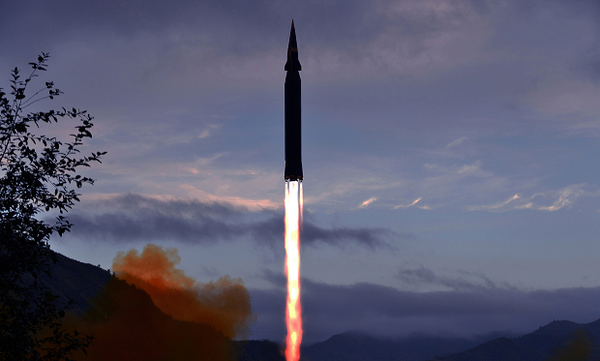 북한 조선중앙통신이 2021년 9월29일 공개한 북한의 극초음속 미사일 화성-8형이 발사되고 있다. 사진=조선중앙통신