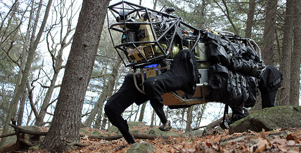 미국 국방부 산하 고등연구계획국(DARPA)이 개발한 4족 로봇 LS3 '짐노새'.짐노새는 평소에는 짐운반을 하지만 병사들이 무전기 배터리 충전 등에 쓰이기도한다. 사진=미국 DARPA