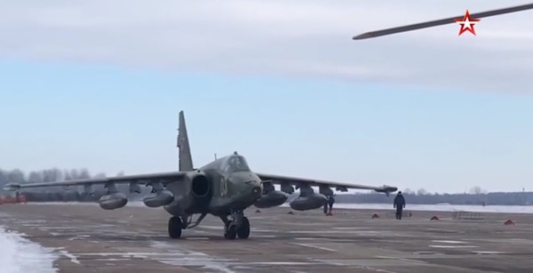 우크라이나 북부 벨라루스에 도착한 러시아 동부군구 소속 수호이-25가 공군기지에 착륙해 주기하고 있다. 사진=즈베즈다 유튜브 캡쳐