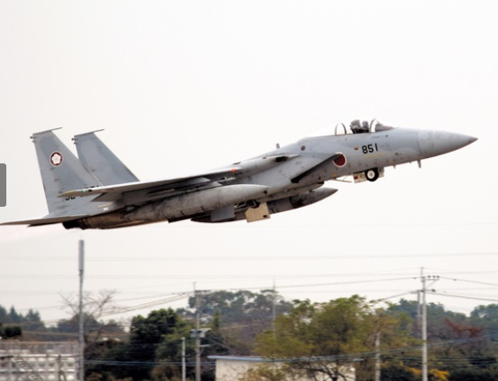 일본 항공자위대의 제공전투기 F-15J가 이륙하고 있다. 사진=아사히신문