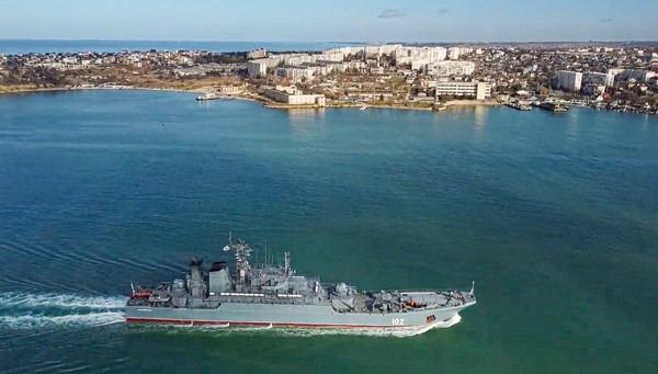 러시아 상륙수송선 칼리닌그라드함(102)이 10일 크림반도의 세바스토폴항으로 입항하고 있다. 러시아는 흑해와 아조프해에서 할 훈련을 이유로 상륙선 6척을 보냈고 우크라이나는 해상봉쇄라고 비난하고 있다. 사진=더글로브앤메일