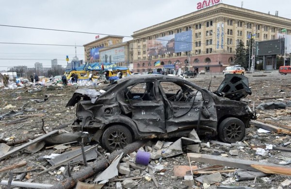 러시아군 우크라이나 중부에 있는 제2도시 하르키우시를 맹포격한 이후 시청앞 광장에 부서진 자동차와 건물잔해들이 널려 있다. 사진=키예프포스트/AFP