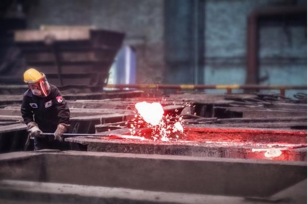 세계 최대 니켈 생산업체인 러시아 노릴스크 공장에서 근로자가 작업하고 있다. 사진=노릴스크