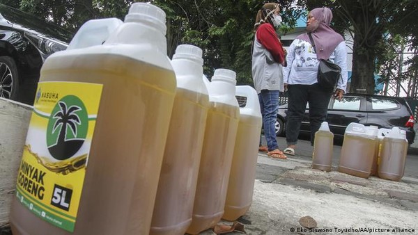 인도네시아 수도 자카르타에서 시민들이 팜오일을  통 앞에 서 있다. 인도네시아 정부는 치솟는 국내 식용유 가격 안정을 위해 식용유 원료인 팜오일 수출을 금지했다. 사진=DW