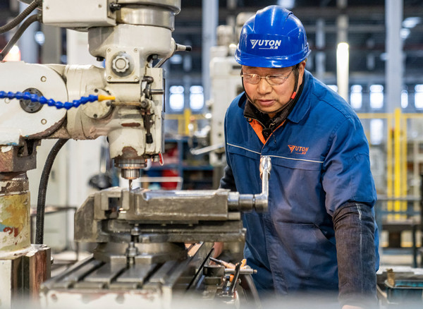 중국 장쑤성 하이안시의 한 공장에서 근로자가 수치제어장비를 다루고 있다. 사진=차이나데일리
