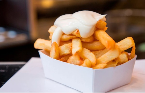 마요네즈를 올린 벨기에 전통 감자칩. 사진=텔레그래프