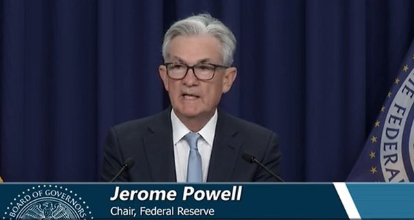 제롬 파월 미국 연방준비제도이사회(FRB) 의장이 15일(현지시각) 연방공개시장위원회(FOMC) 정례회의 후 기자회견에서 발언하고 있다. 사진=연방준비제도 유튜브 캡쳐