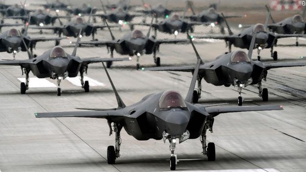 한국 공군의 F-35A 스텔스 전투기 수십대가 지난 3월25일 엘리펀트 워크를 하고 있다.사진=공군
