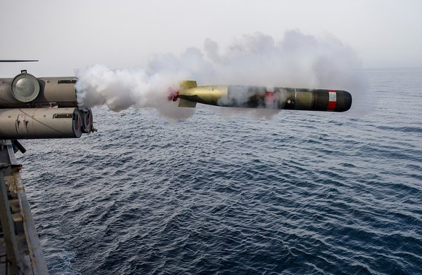 미해군 알리버크급 이지스함 루즈벨트함의 어뢰발사관에서 MK 54 경어뢰가 발사되고 있다. 사진=네이벌테크놀러지