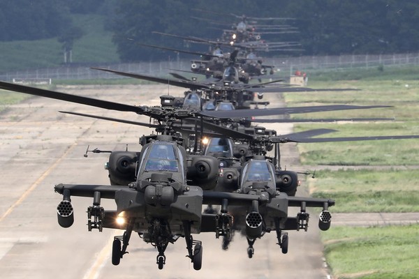 한국 육군의 아파치 공격헬기가 이륙하고 있다. 사진=국방부
