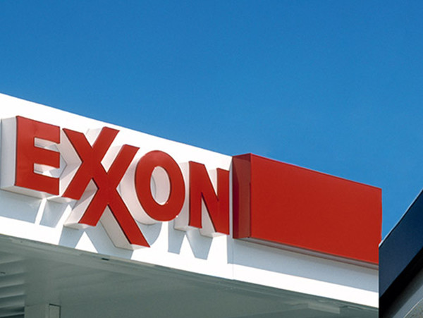 미국 석유회사 엑슨모빌의 로고. 엑슨모빌은 2022년 2분기에 역대 최대의 순이익을 거둬 주가가 폭등했다. 사진=엑슨모빌