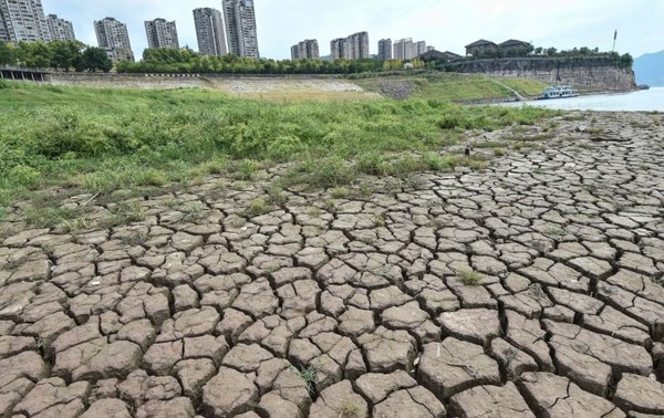 60년 만에 최악인 폭염과 가뭄으로 중국 남서부 쓰촨성의 강바닥이 거북등 처럼 갈라져 있다. 사진=SCMP