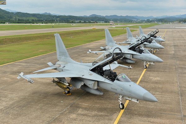 공대공 미사일과 각종 폭탄을 탑재한 채 서 있는 FA-50경공격기.사진=KAI