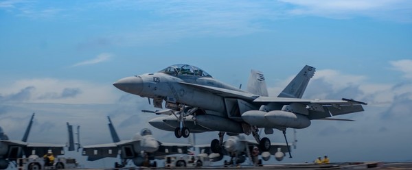 로널드 레이건함에 착륙하는 F/A-18 수퍼호넷 전투기.사진=로널드레이건함 홈페이지