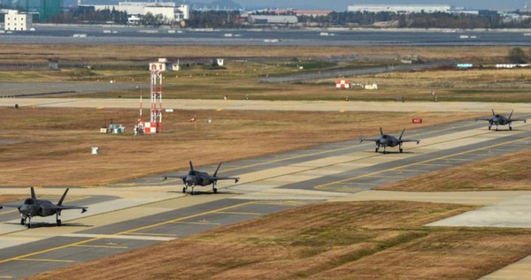 일본 이와쿠니 미군기지에서 날아온 미 해병대 소속 F-35B 전투기들이 지난 달 31일 한국 군산기지에 도착했다.사진=미국 국방부